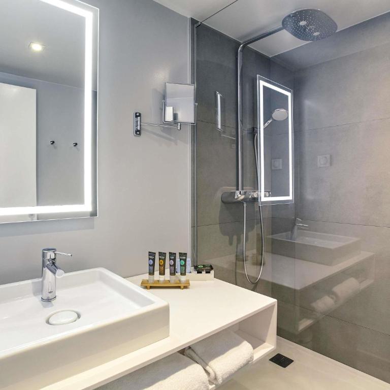 Novotel Nice Centre Vieux Nice - Chambre Familiale Supérieure avec 1 Lit Double et 2 Lits Simples - 3
