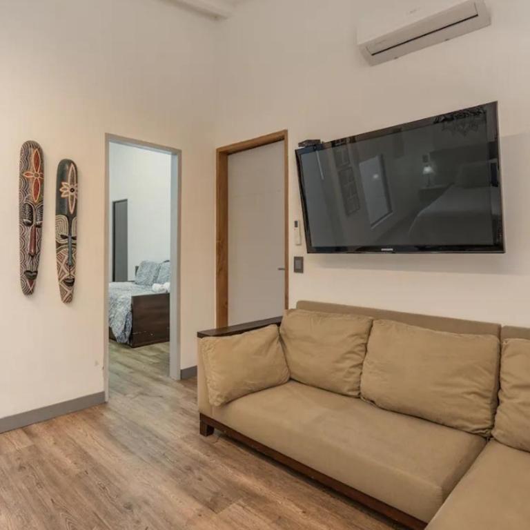 Apartamento muy bien ubicado, en el corazón del Poblado, Medellín muy fresco, aire acondicionado - Three-Bedroom Apartment - 1