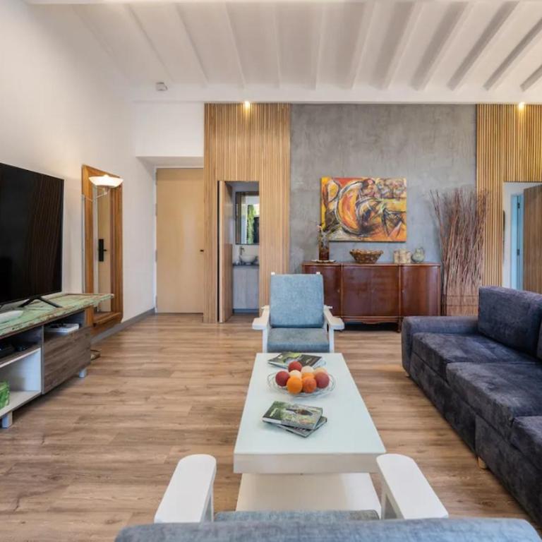 Apartamento muy bien ubicado, en el corazón del Poblado, Medellín muy fresco, aire acondicionado - Three-Bedroom Apartment - 3