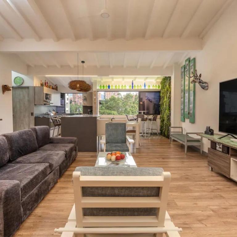 Apartamento muy bien ubicado, en el corazón del Poblado, Medellín muy fresco, aire acondicionado - Three-Bedroom Apartment - 6