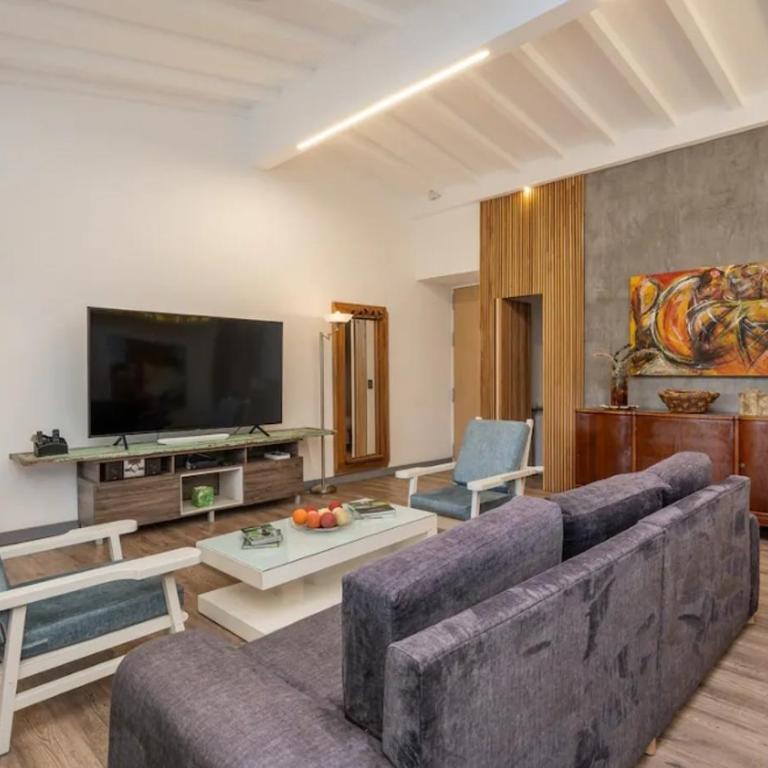 Apartamento muy bien ubicado, en el corazón del Poblado, Medellín muy fresco, aire acondicionado - Three-Bedroom Apartment - 8