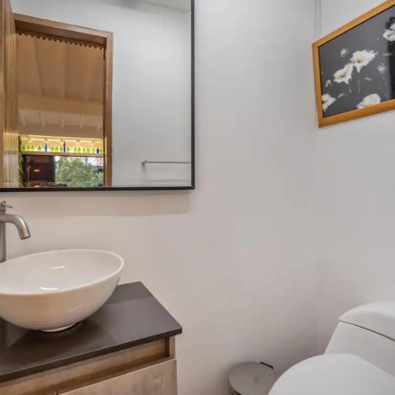 Apartamento muy bien ubicado, en el corazón del Poblado, Medellín muy fresco, aire acondicionado - Three-Bedroom Apartment - 9