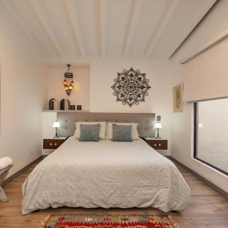Apartamento muy bien ubicado, en el corazón del Poblado, Medellín muy fresco, aire acondicionado - Three-Bedroom Apartment - 10