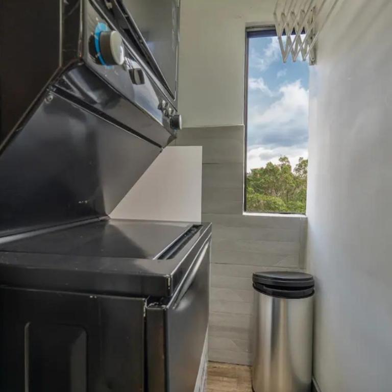 Apartamento muy bien ubicado, en el corazón del Poblado, Medellín muy fresco, aire acondicionado - Three-Bedroom Apartment - 11