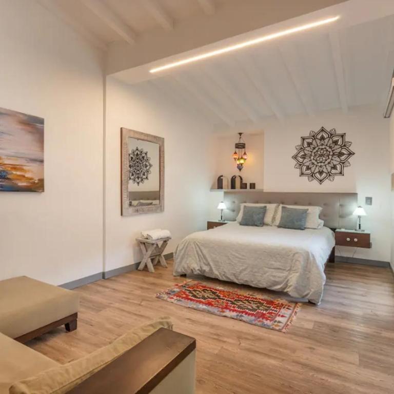 Apartamento muy bien ubicado, en el corazón del Poblado, Medellín muy fresco, aire acondicionado - Three-Bedroom Apartment - 12