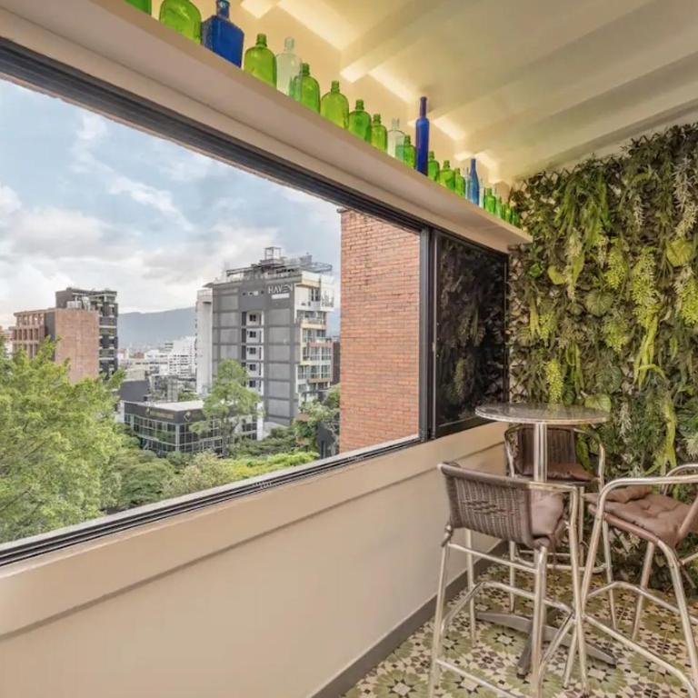 Apartamento muy bien ubicado, en el corazón del Poblado, Medellín muy fresco, aire acondicionado - Three-Bedroom Apartment - 13