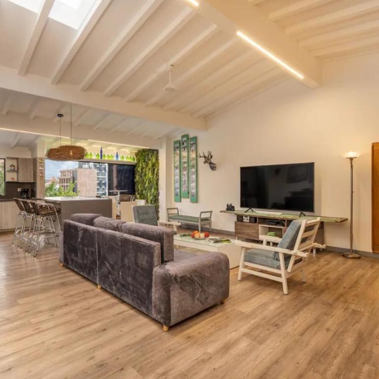 Apartamento muy bien ubicado, en el corazón del Poblado, Medellín muy fresco, aire acondicionado - Three-Bedroom Apartment - 14