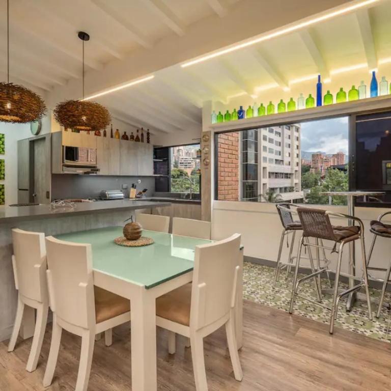 Apartamento muy bien ubicado, en el corazón del Poblado, Medellín muy fresco, aire acondicionado - Three-Bedroom Apartment - 15