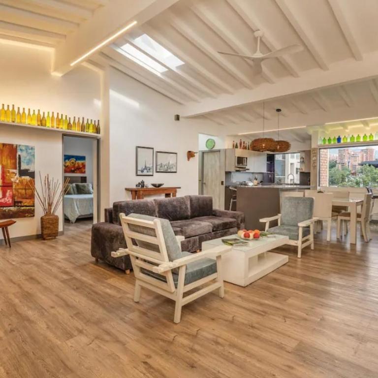 Apartamento muy bien ubicado, en el corazón del Poblado, Medellín muy fresco, aire acondicionado - Three-Bedroom Apartment - 16
