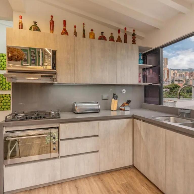 Apartamento muy bien ubicado, en el corazón del Poblado, Medellín muy fresco, aire acondicionado - Three-Bedroom Apartment - 17