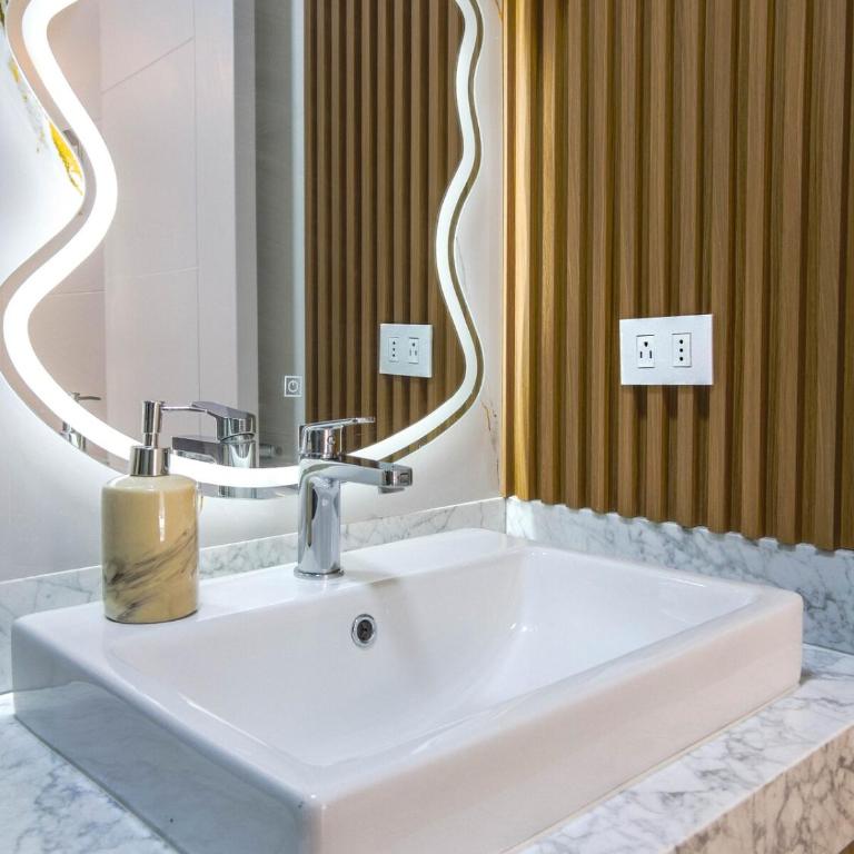 Modern Apartment 805 with Ocean View - Two-Bedroom Apartment with City View - 4