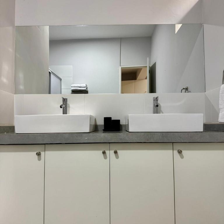Departamento nuevo, lujoso y espacioso - Four-Bedroom Deluxe Apartment - 9