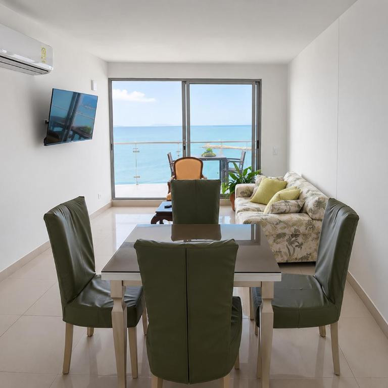 Beachfront Apt en Marbella - Two-Bedroom Apartment with Sea View - 76