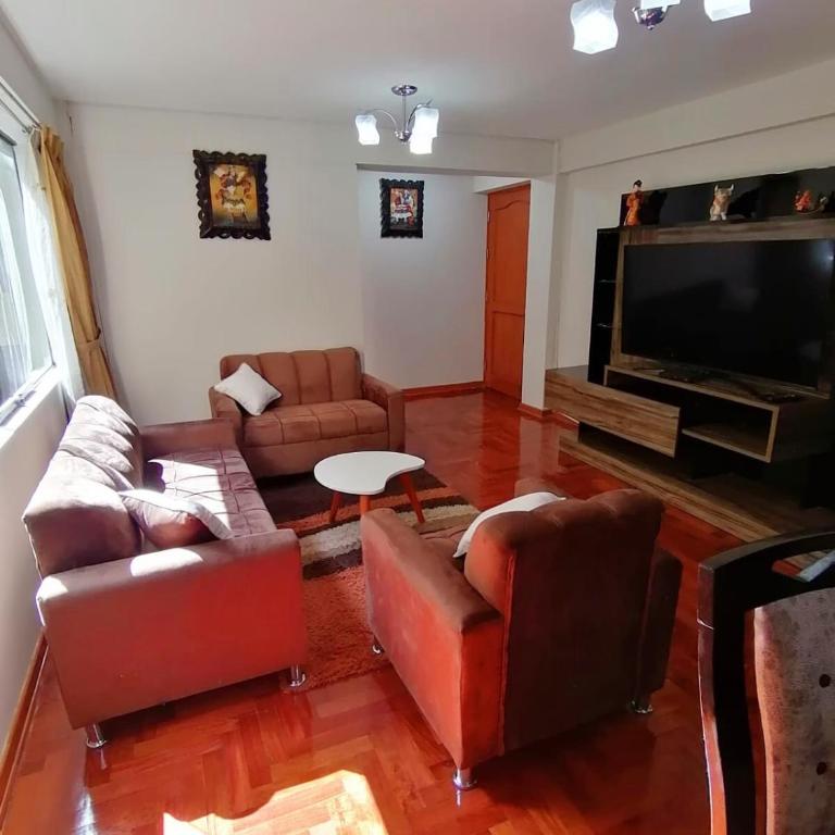 Allin Samana duplex iluminado 5 min from Plaza de Armas - Three-Bedroom Apartment - 1