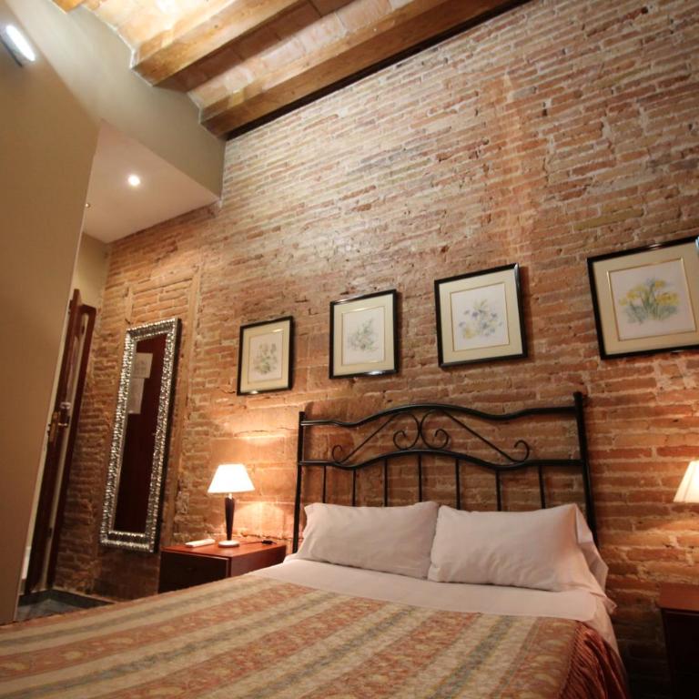 Hostal Orleans - Double or Twin Room with Private Bathroom - 38