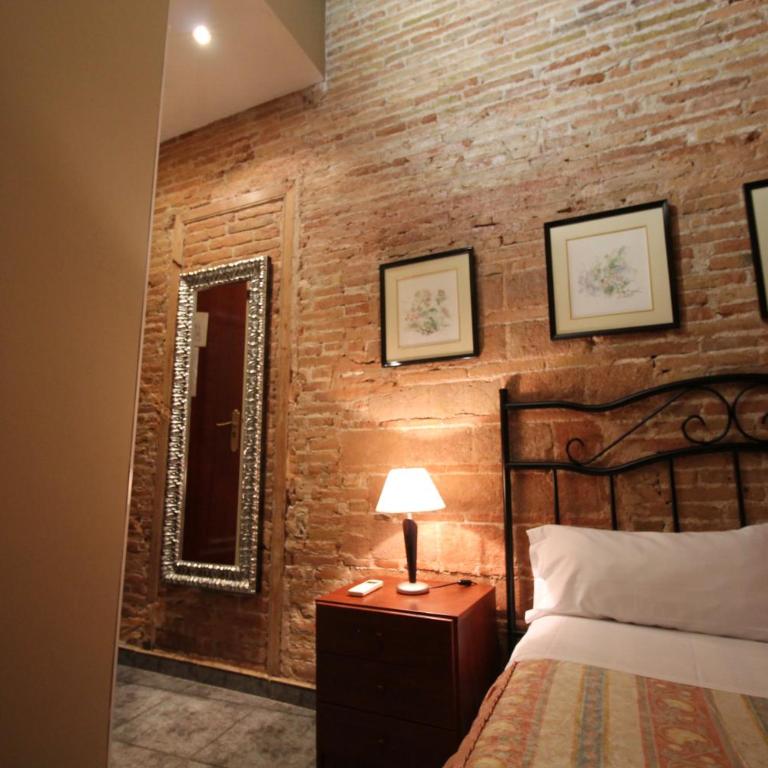 Hostal Orleans - Double or Twin Room with Private Bathroom - 39