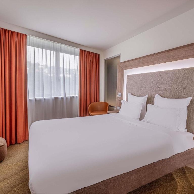 Novotel Lyon Centre-Confluence Bord de Saone - Suite avec Lit Double et Canapé Double - 2