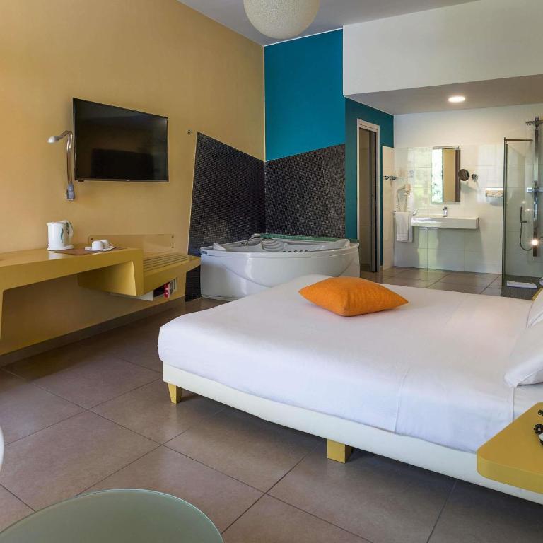 ibis Styles Catania Acireale - Camera Superior con 1 Letto King-Size, Vasca da Bagno con Idromassaggio e Vista - 1