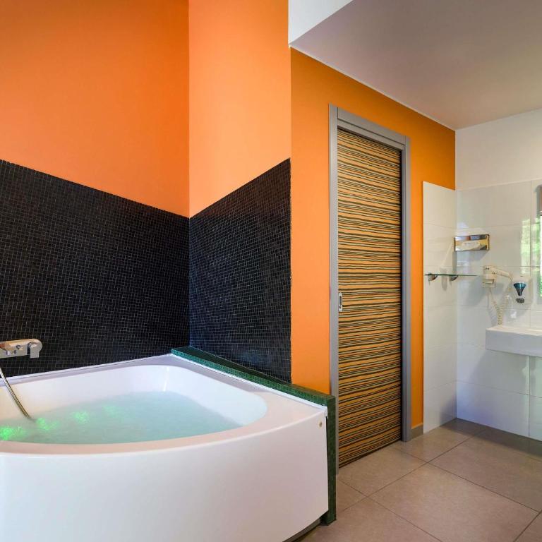 ibis Styles Catania Acireale - Camera Superior con 1 Letto King-Size, Vasca da Bagno con Idromassaggio e Vista - 2