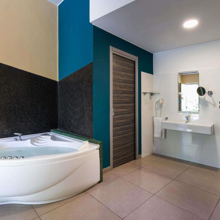 ibis Styles Catania Acireale - Camera Superior con 1 Letto King-Size, Vasca da Bagno con Idromassaggio e Vista - 6
