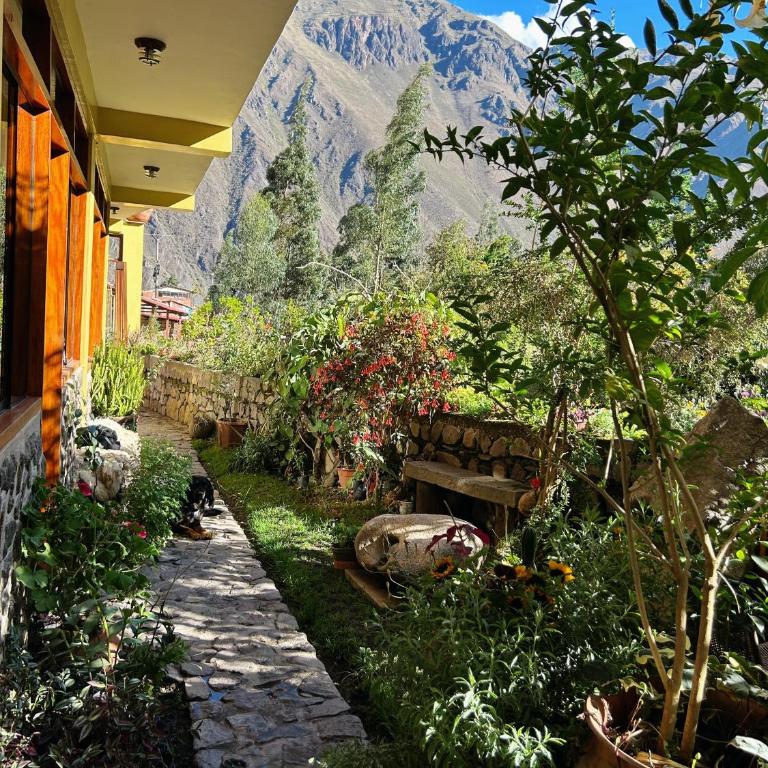 SARA GARDEN LODGE Ollantaytambo - Family Room with Balcony - 3