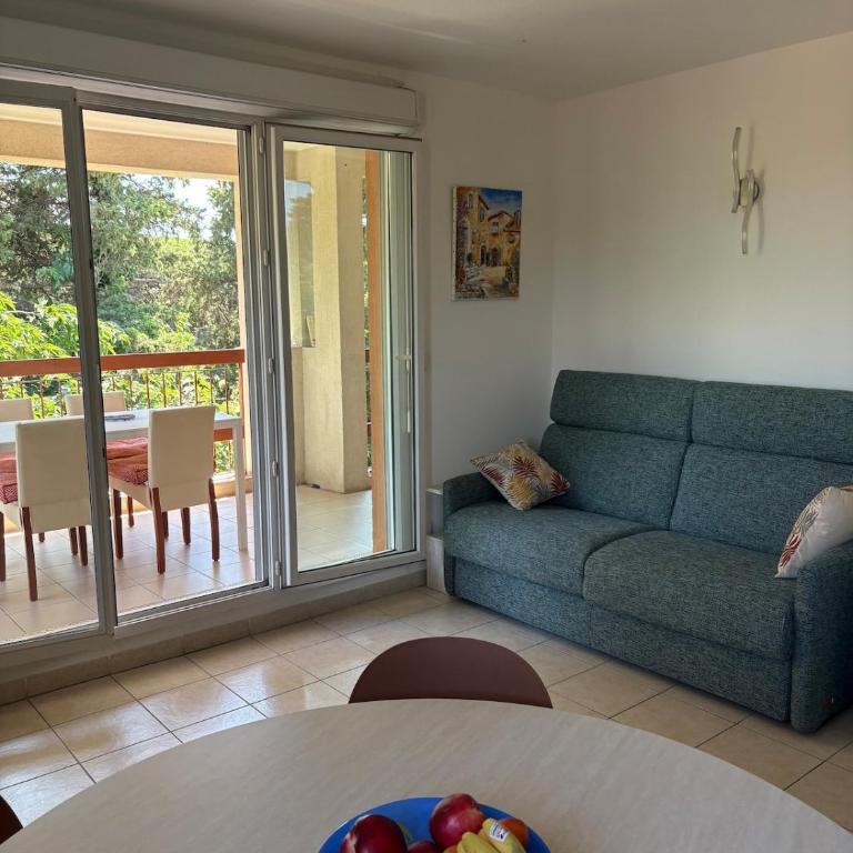 Comfortable Family Apartment Near Beach & Golf - Two-Bedroom Apartment - 2