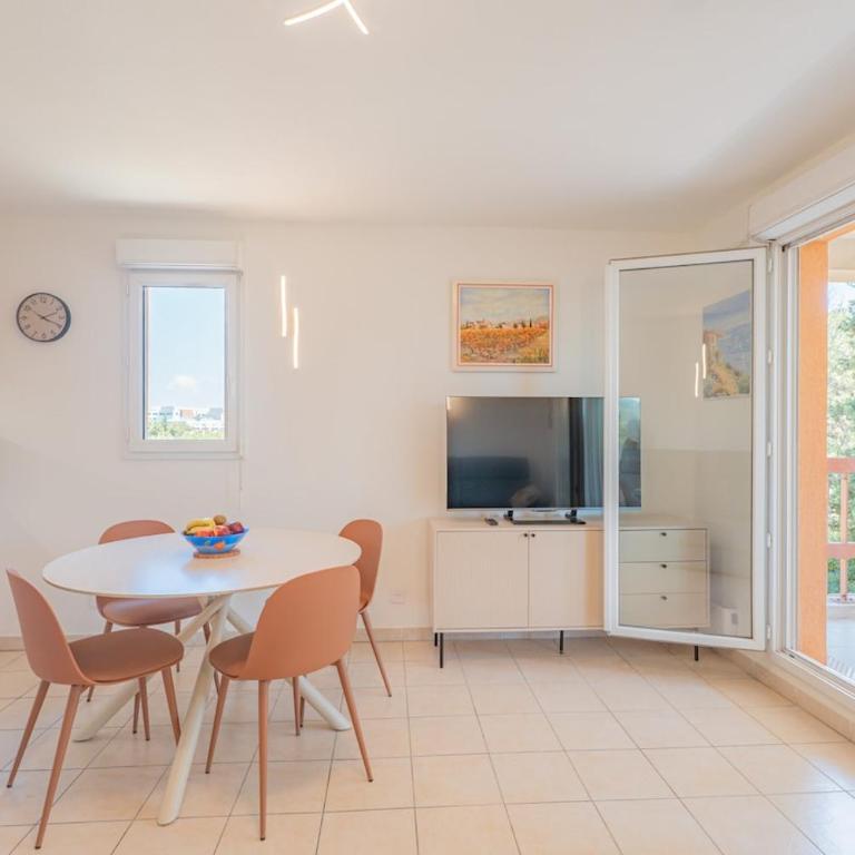 Comfortable Family Apartment Near Beach & Golf - Two-Bedroom Apartment - 10