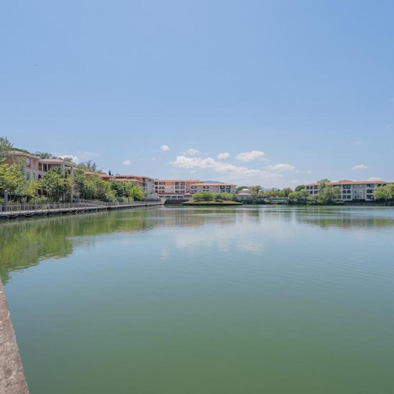 Comfortable Family Apartment Near Beach & Golf - Two-Bedroom Apartment - 14