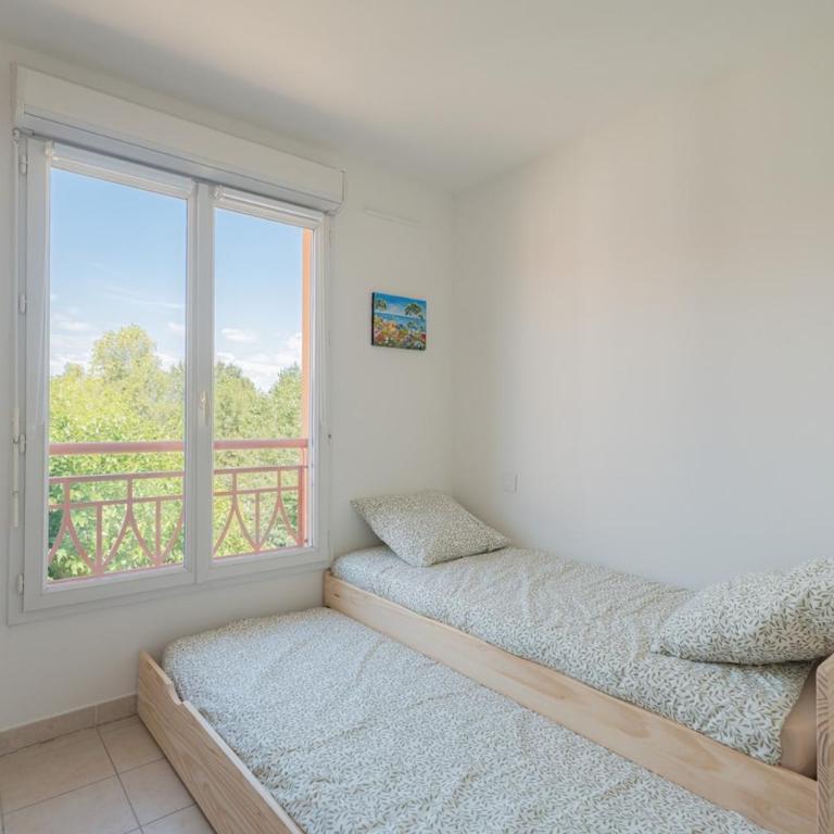 Comfortable Family Apartment Near Beach & Golf - Two-Bedroom Apartment - 15