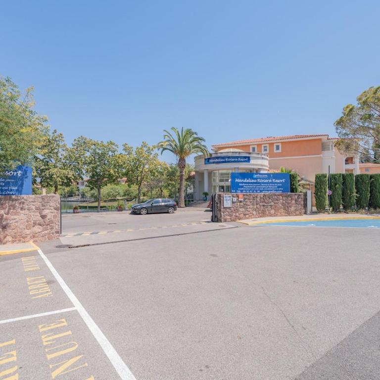 Comfortable Family Apartment Near Beach & Golf - Two-Bedroom Apartment - 17