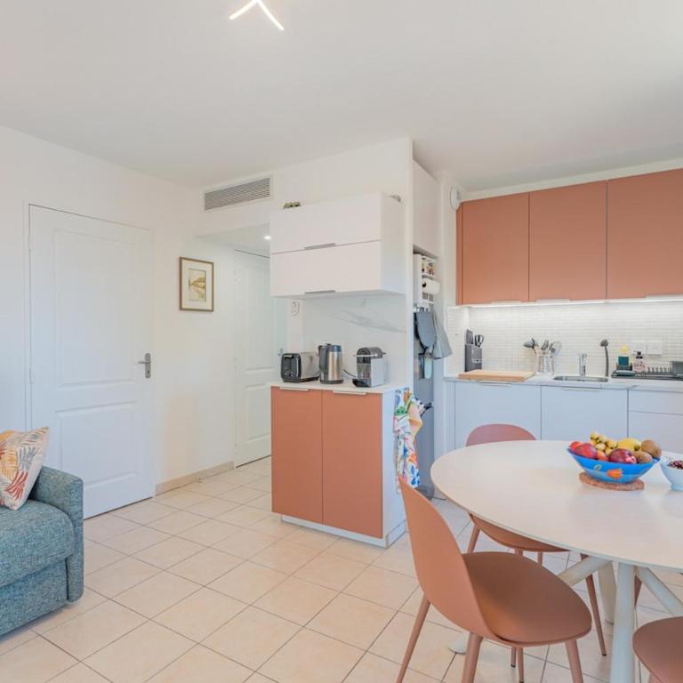 Comfortable Family Apartment Near Beach & Golf - Two-Bedroom Apartment - 19