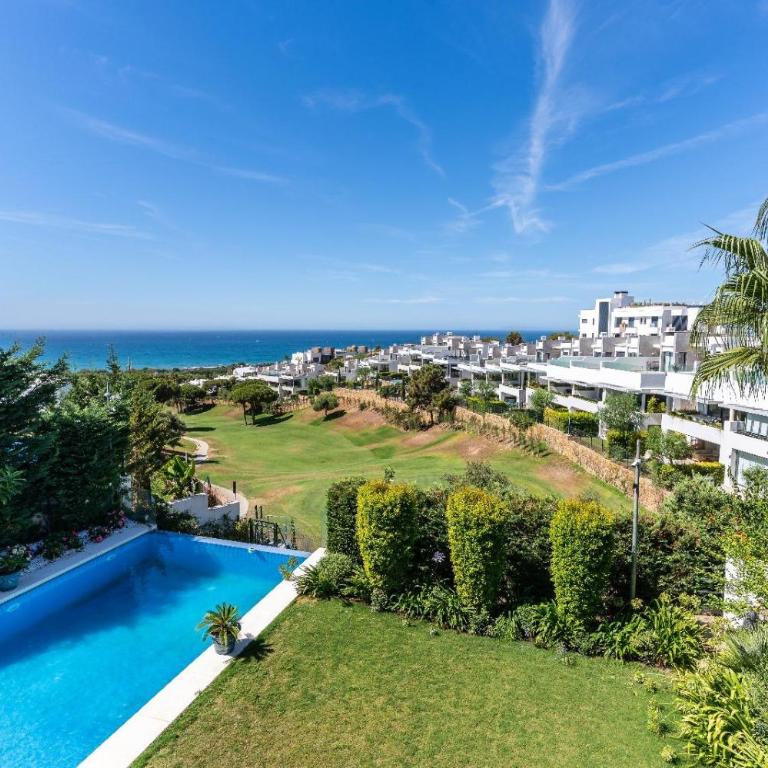 Villa in Cabopino with Infinity Pool and Seaviews - Villa - 4