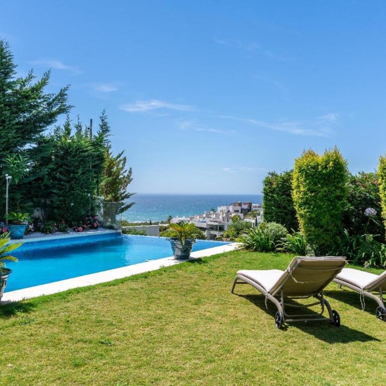 Villa in Cabopino with Infinity Pool and Seaviews - Villa - 2