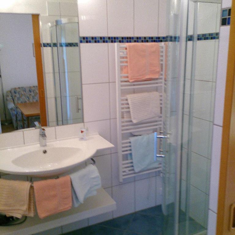 Seepension Smoley - Doppelzimmer mit Seeblick und Schlafsofa - 3