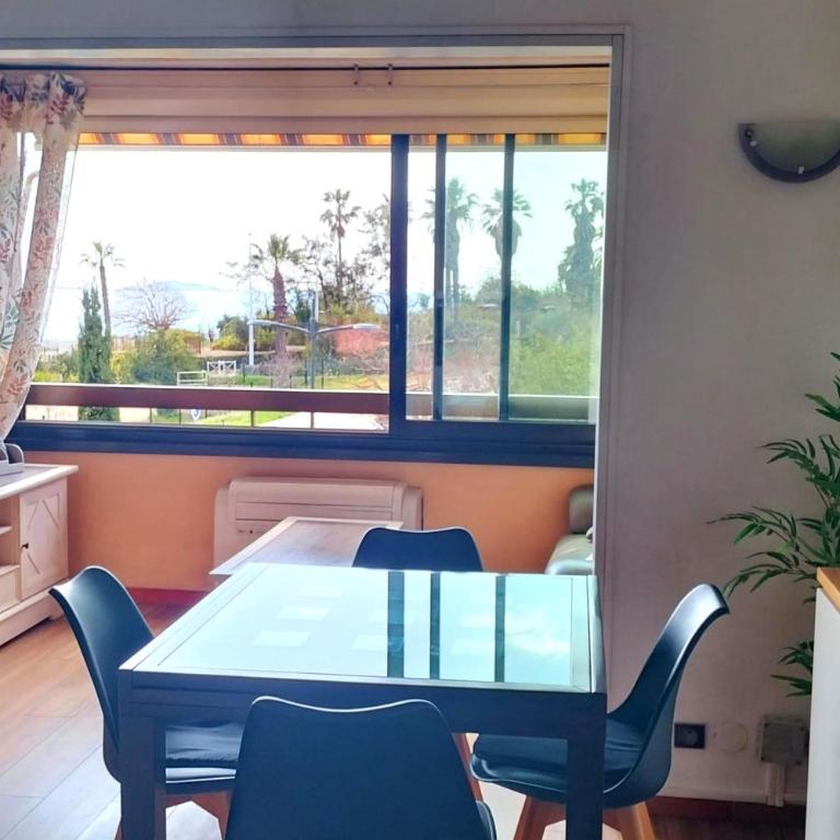 Sea view flat with pool & parking in Six-Fours - Apartment - 2