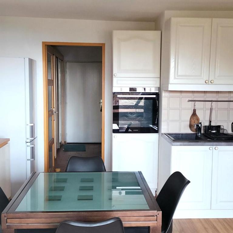 Sea view flat with pool & parking in Six-Fours - Apartment - 4