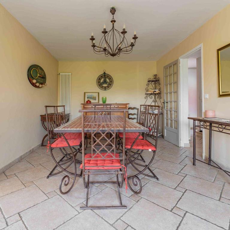 Air-conditioned house with pool sleeps 6 - Maison de Vacances - 6
