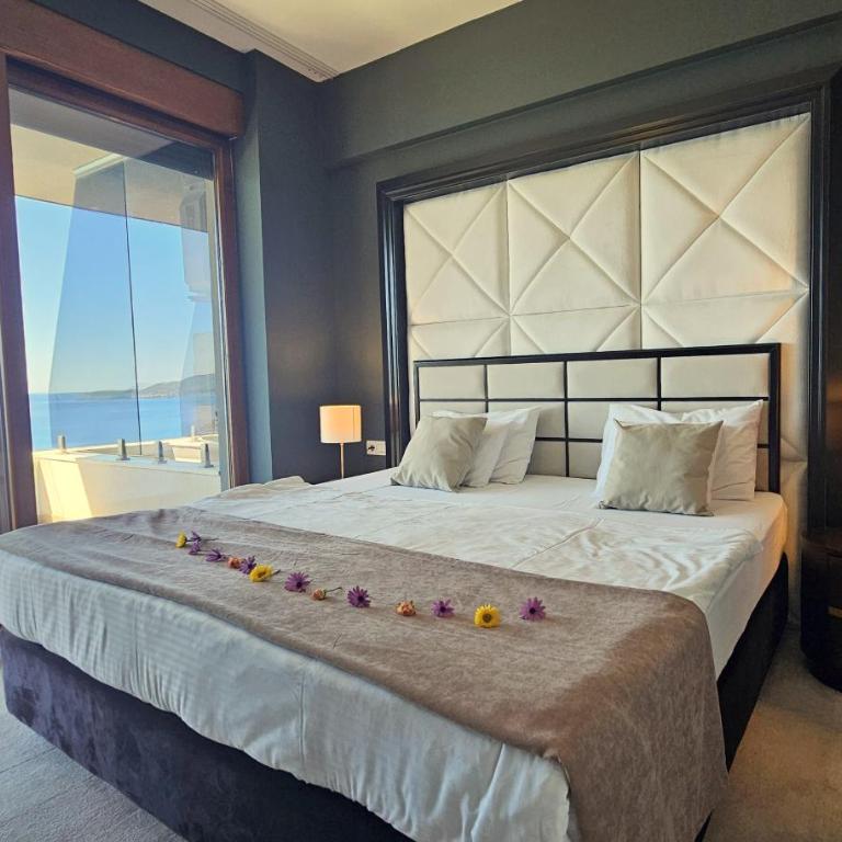 Royalisa Suites & Residence - Rafailovici Beachfront Luxury Living - Apartman Tipa "Suite" sa Bračnim Krevetom (Queen-size) i Pogledom na Bazen - 1
