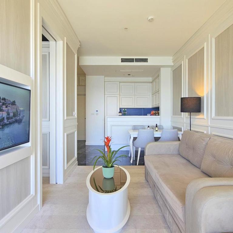 Royalisa Suites & Residence - Rafailovici Beachfront Luxury Living - Apartman Tipa "Suite" sa Bračnim Krevetom (Queen-size) i Pogledom na Bazen - 7