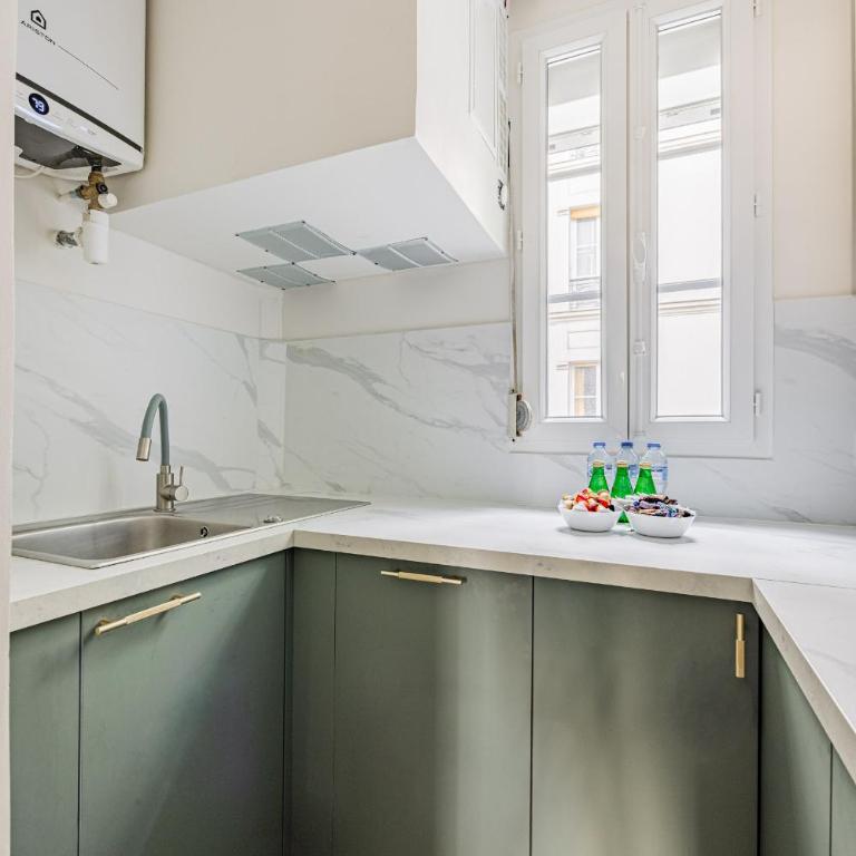 ArcdeTriomphe-Bail Mobilité-Place Victor Hugo-2 ch - Two-Bedroom Apartment with Balcony - 4