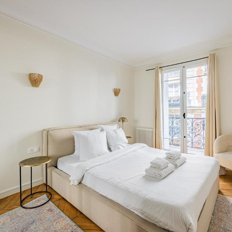 ArcdeTriomphe-Bail Mobilité-Place Victor Hugo-2 ch - Two-Bedroom Apartment with Balcony - 9