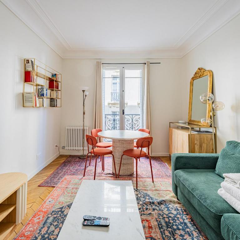 ArcdeTriomphe-Bail Mobilité-Place Victor Hugo-2 ch - Two-Bedroom Apartment with Balcony - 2