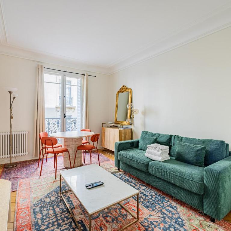 ArcdeTriomphe-Bail Mobilité-Place Victor Hugo-2 ch - Two-Bedroom Apartment with Balcony - 1