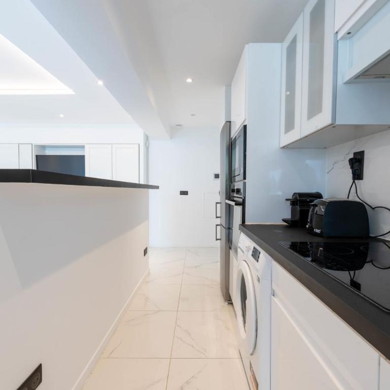 1-Bd Apartment with Terrace - Mere Steps from the Beach - Apartment - 4