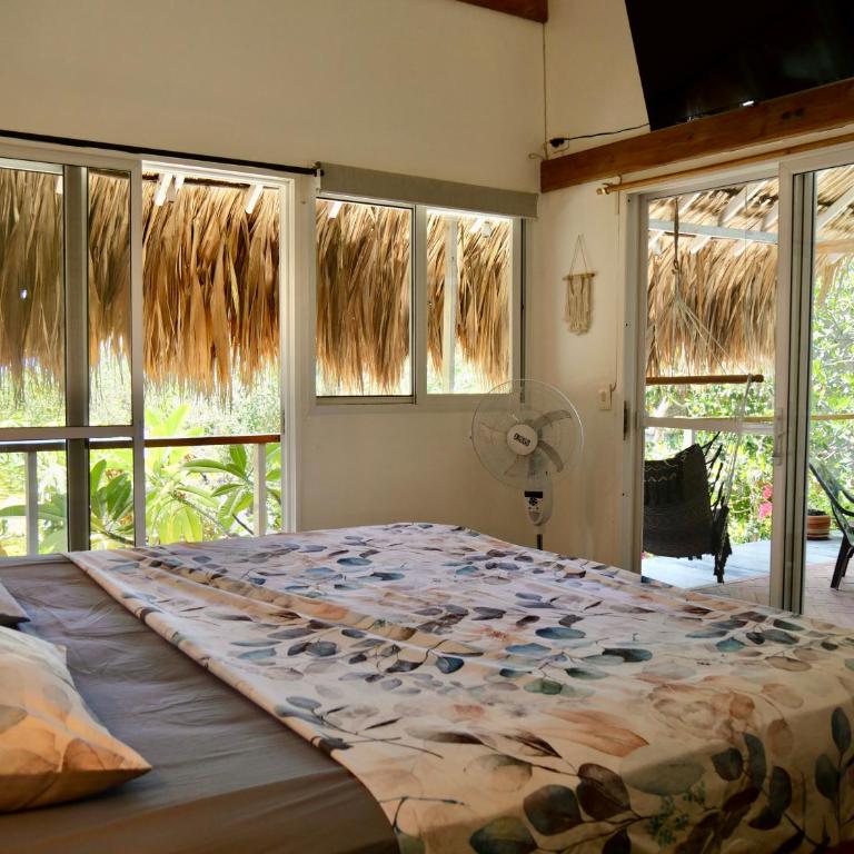 Santa Lova Eco-hostel Isla Tintipan - Habitación con cama extragrande y balcón - 6