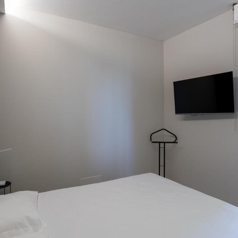 Elegant & Comfortable Modern Home with swimming pool - Two-Bedroom House - 5