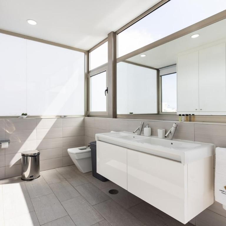 Luxury Penthouse with Sea Views and Terrace La Caleta - Apartment - auf 2 Etagen - 19