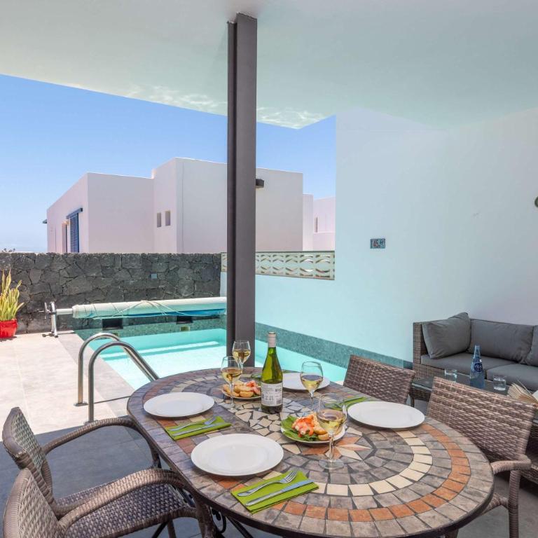 Villa Bella - Sea Views Near Marina Rubicon by Villas Now Ltd - Villa - 11
