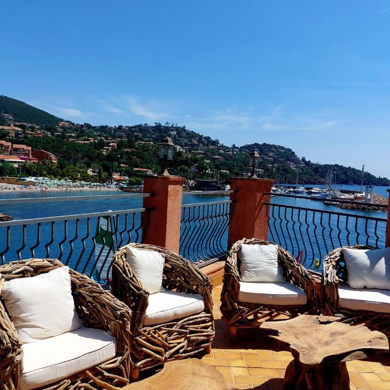 Villa de prestige en bord de mer dans la baie de Cannes - Villa - Côté Plage - 65