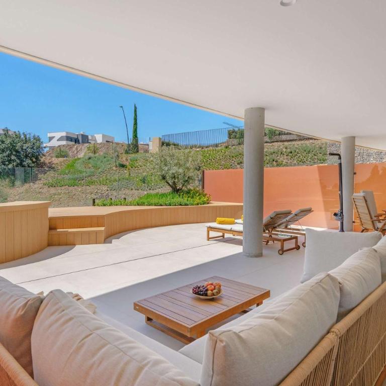 Luxury 2BR Retreat with Private Plunge Pool - Casa Aura - Appartement - 11
